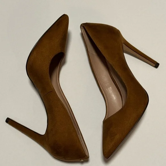 BCBG Generation suede tan pump
Size 7 - Picture 3 of 4